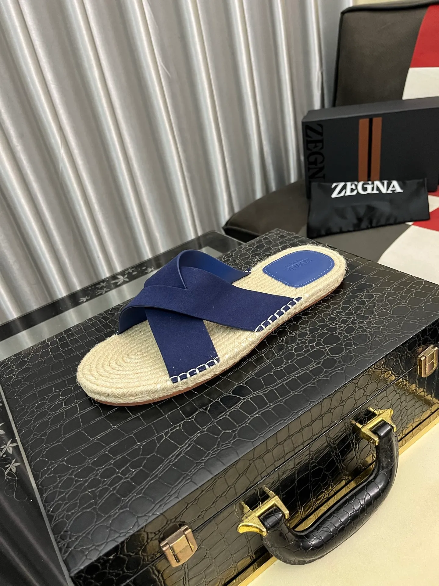Men's shoes 💰320⌚️⌚️《HERMES》Hermès 💁♂️Men's casual slippers, compare the quality at the counter🧚🏿♂️ The upper layer has a stone pattern with clear texture, showing high-end, high-end, comfortable to wear and versatile. Purely hand-pulled, raw rubber breathable outsole, breathable and comfortable lambskin lining, 100% comfortable density, original rubber outsole wear-resistant code number 38-44. Can be customized 45-46-47
